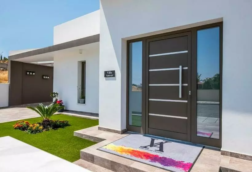 تختخواب و صبحانه Rooms At Villa Amour Cyprus