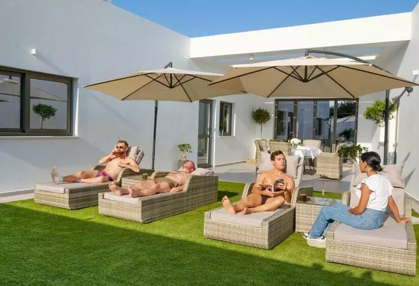 تختخواب و صبحانه Rooms At Villa Amour Cyprus