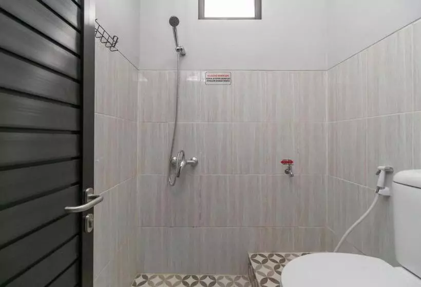 Aamiaismajoitus (B&B) Reddoorz Plus Near Jungeland Sentul