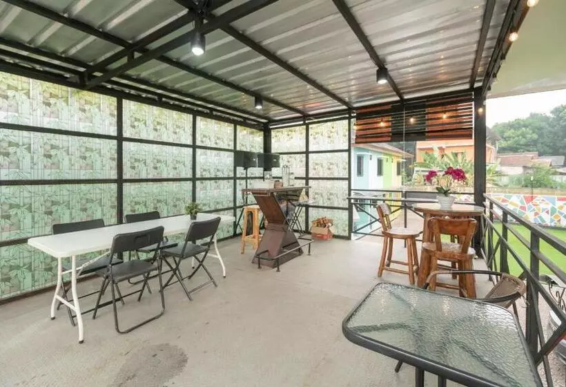 Aamiaismajoitus (B&B) Reddoorz Plus Near Jungeland Sentul