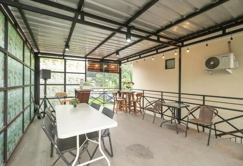 Aamiaismajoitus (B&B) Reddoorz Plus Near Jungeland Sentul