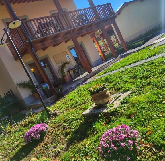 Отель Albergo Diffuso Borgo Retrosi Di Amatrice