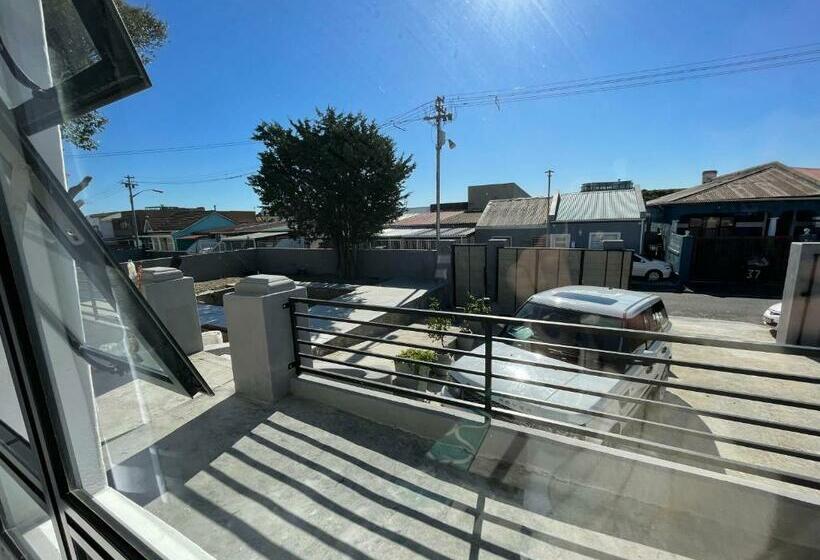 פנסיון 24 On York Guesthouse