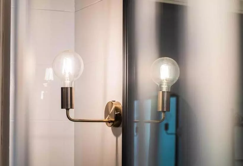 هاستل The Host   Web Check In