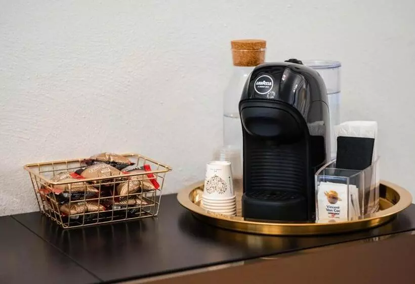 هاستل The Host   Web Check In