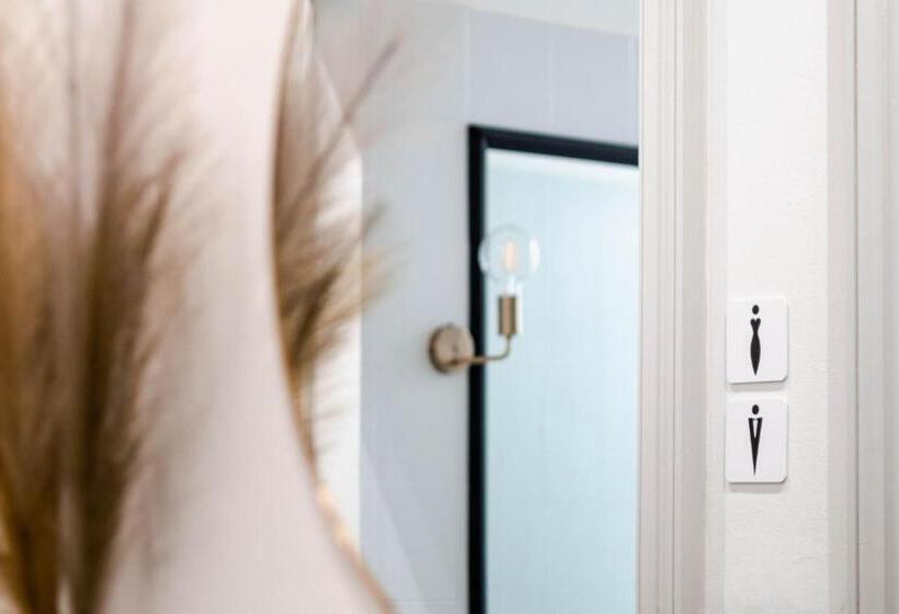 هاستل The Host   Web Check In