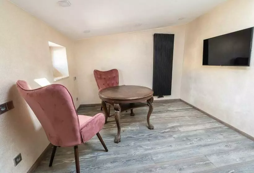 Hotelli Liebknecht 13