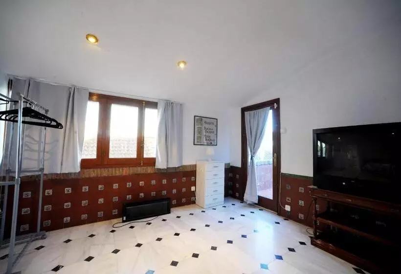 تختخواب و صبحانه San Basilio´s Red House