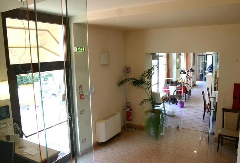 Отель Moro Freoni