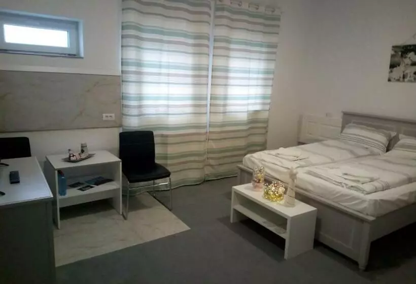 هتل Hunedoara Sport Confort