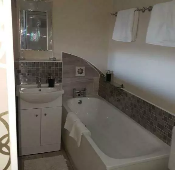 تختخواب و صبحانه The Mystical Orchard