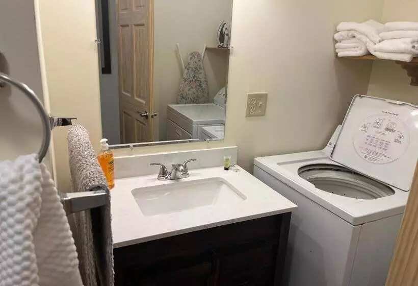 Hotelli Creekside Downtown Vacation Suites, Only Adults 25 Or Older