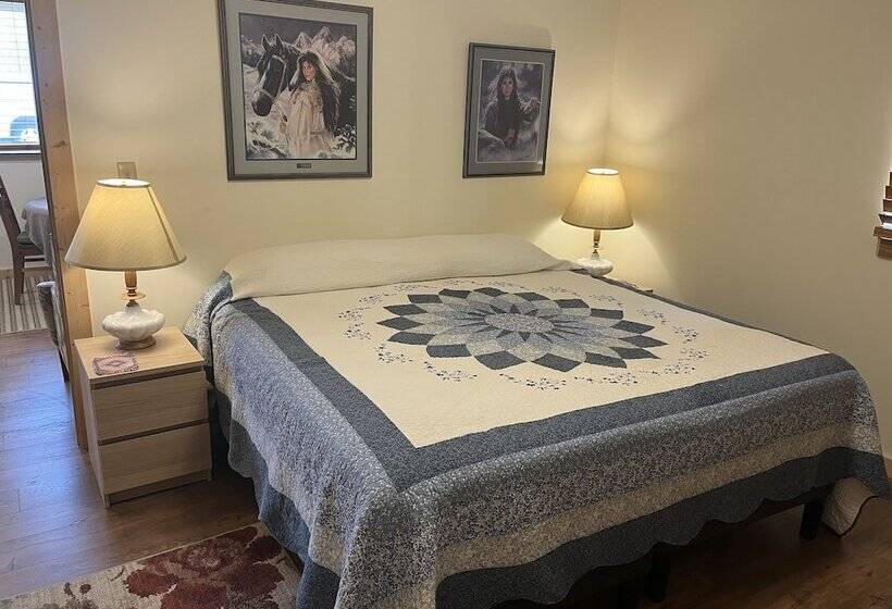 Отель Creekside Downtown Vacation Suites, Only Adults 25 Or Older