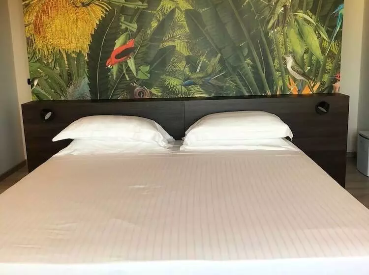 Отель Continental Urban Art