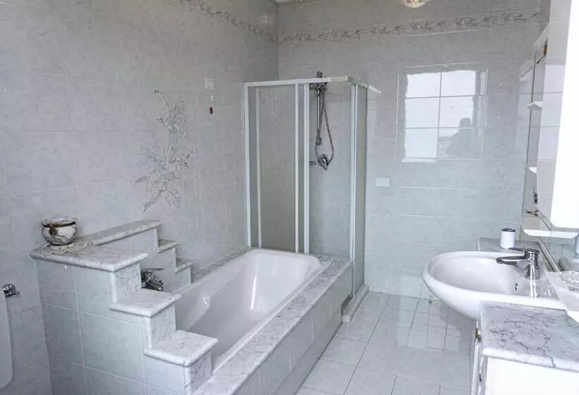 تختخواب و صبحانه Bellavista Versilia