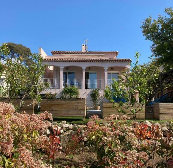 تختخواب و صبحانه La Calanq Aise