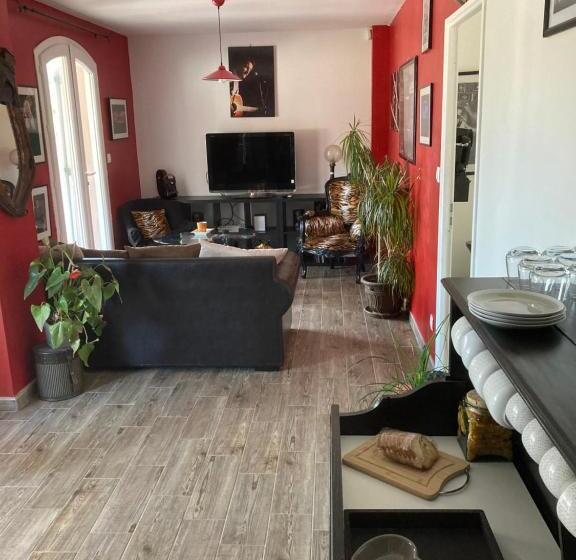 تختخواب و صبحانه La Calanq Aise