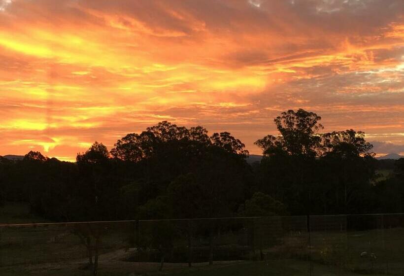 Пансион Tranquil, Spacious And Private Garden Retreat