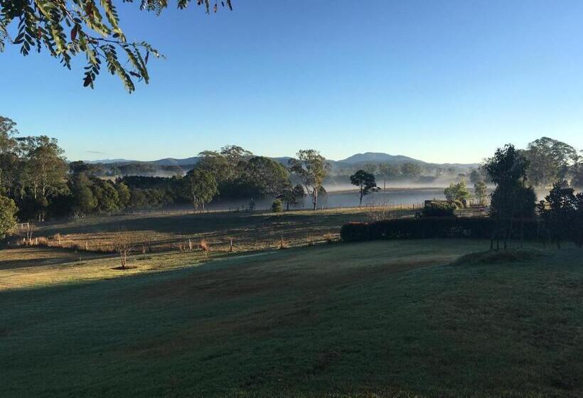 Пансион Tranquil, Spacious And Private Garden Retreat