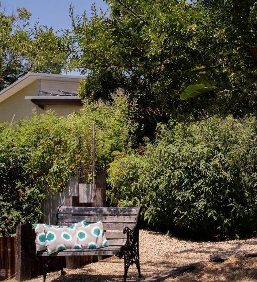 Пансион Tranquil, Spacious And Private Garden Retreat