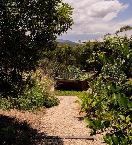 Пансион Tranquil, Spacious And Private Garden Retreat