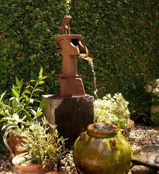 Пансион Tranquil, Spacious And Private Garden Retreat