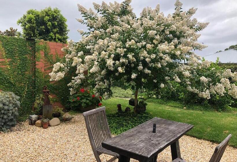 Пансион Tranquil, Spacious And Private Garden Retreat