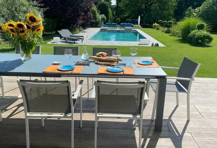 تختخواب و صبحانه Villa De La Meuse