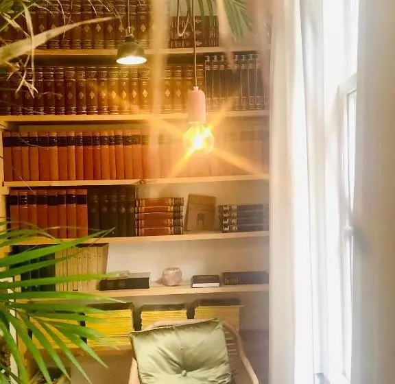 ベッドアンドブレックファースト Bookstor Atelier