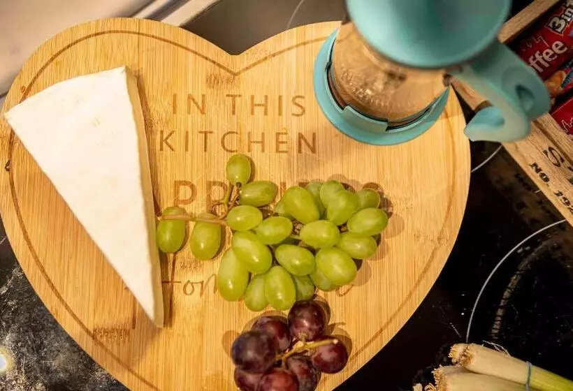 Majatalo 1 Bed House At Velvet Serviced Accommodation Swansea With Free Parking & Wifi   Sa1