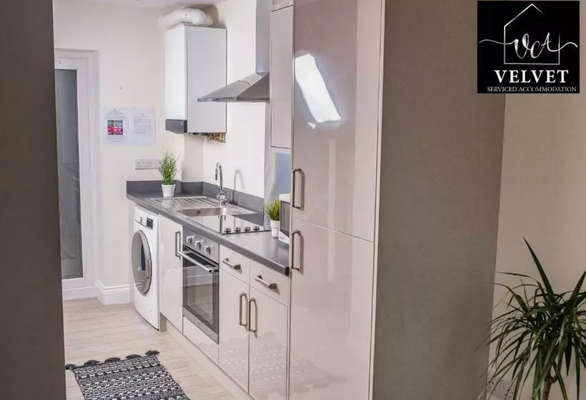 Majatalo 1 Bed House At Velvet Serviced Accommodation Swansea With Free Parking & Wifi   Sa1