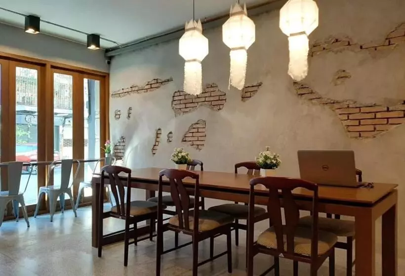 هاستل Little One