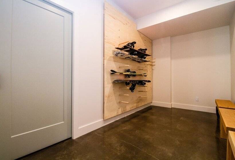 تختخواب و صبحانه Arrows Edge Lodge