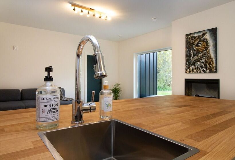 تختخواب و صبحانه Arrows Edge Lodge