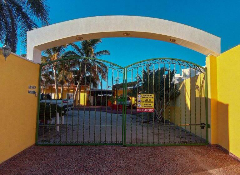 בית מלון כפרי Marina Del Sol