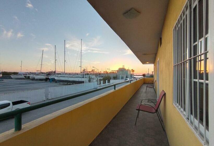 בית מלון כפרי Marina Del Sol