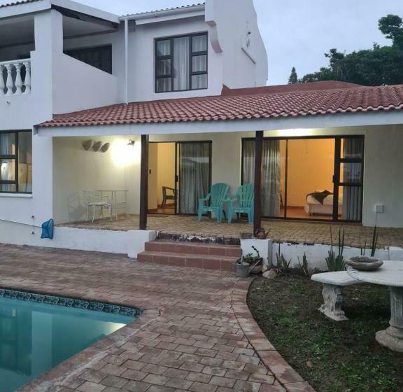 פנסיון Indaba Manor On 413 Owen Ellis Dr