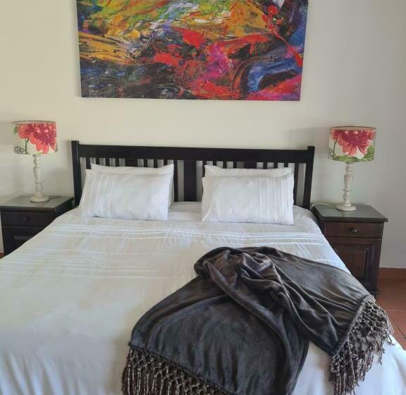 פנסיון Indaba Manor On 413 Owen Ellis Dr