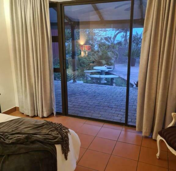 פנסיון Indaba Manor On 413 Owen Ellis Dr