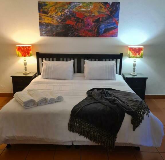 פנסיון Indaba Manor On 413 Owen Ellis Dr