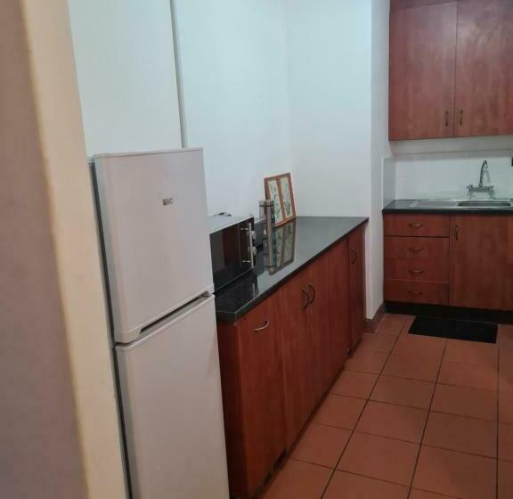 פנסיון Indaba Manor On 413 Owen Ellis Dr