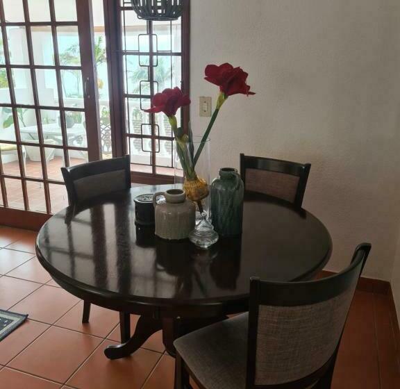 פנסיון Indaba Manor On 413 Owen Ellis Dr