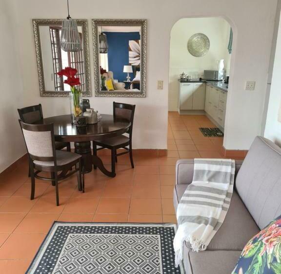 פנסיון Indaba Manor On 413 Owen Ellis Dr