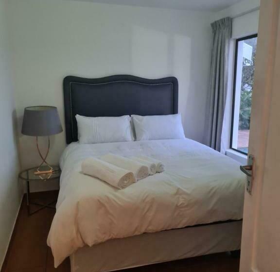 פנסיון Indaba Manor On 413 Owen Ellis Dr