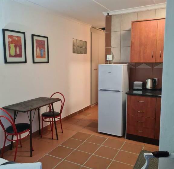 פנסיון Indaba Manor On 413 Owen Ellis Dr