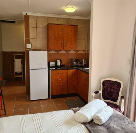 פנסיון Indaba Manor On 413 Owen Ellis Dr