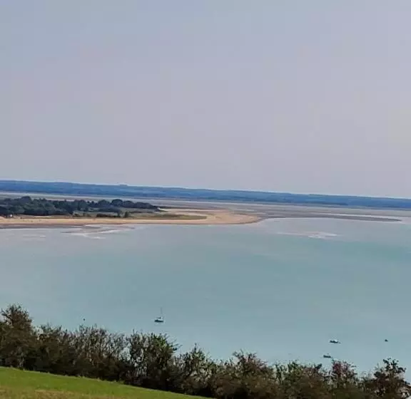 Aamiaismajoitus (B&B) Chez Jollyjune, à Moins D Une Heure Du Mont Saint Michel