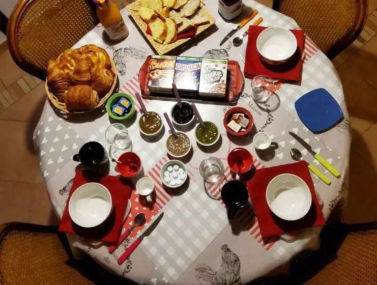 Aamiaismajoitus (B&B) Chez Jollyjune, à Moins D Une Heure Du Mont Saint Michel