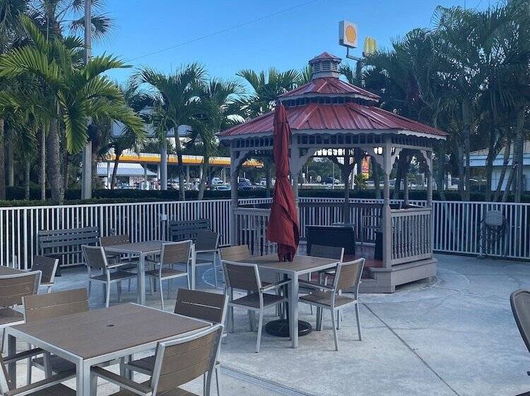 酒店 Days Inn & Suites By Wyndham Bonita Springs North Naples