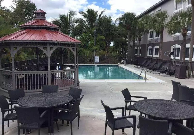 ホテル Days Inn & Suites By Wyndham Bonita Springs North Naples